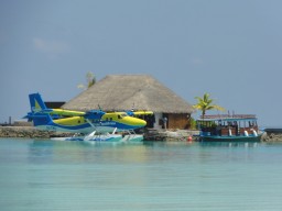 Die Ankunft mit dem Airtaxi erfolgt direkt an der Insel, kein Bootstransfer nötig - Die Ankunft mit dem Airtaxi erfolgt direkt an der Insel, kein Bootstransfer nötig